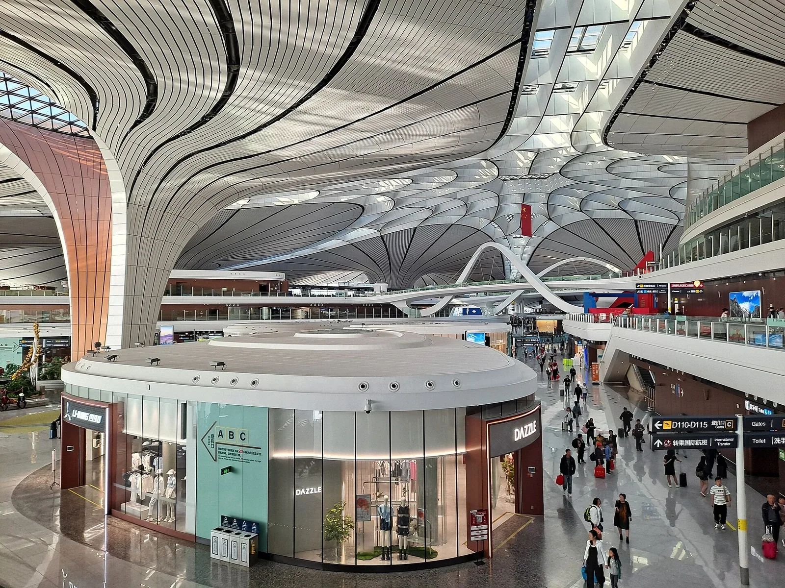 Intérieur du terminal de Daxing sous sa voûte