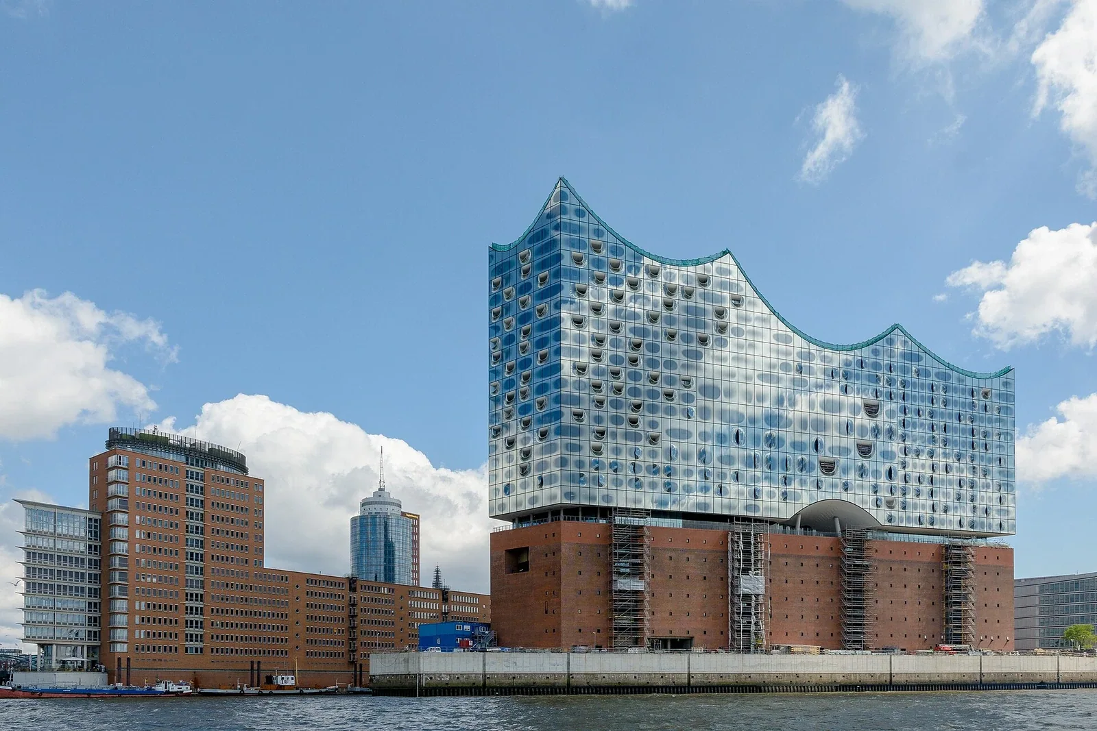 Volume vitré de l’Elbphilharmonie au-dessus de l’entrepôt en briques