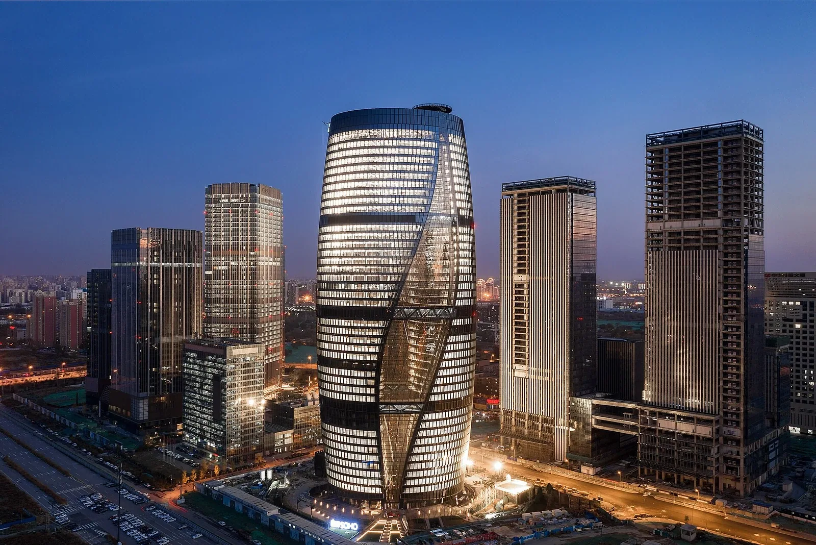 Extérieur de Leeza SOHO au crépuscule