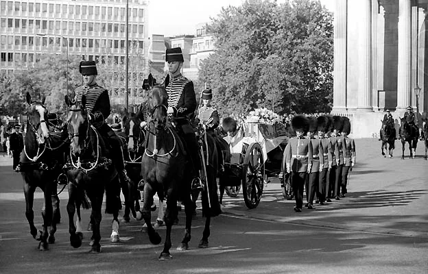 Cortège funèbre de Diana avec un affût passant près de St James’s Park en 1997.