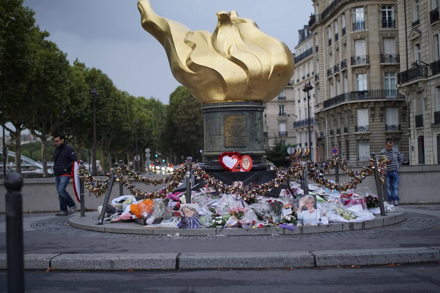 Fleurs et hommages au pied de la Flamme de la Liberté à Paris en septembre 2017.