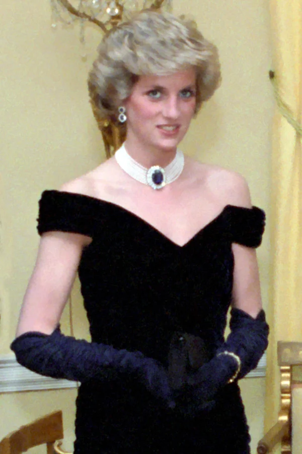 Diana en robe noire dans le salon ovale jaune de la Maison-Blanche en 1985.
