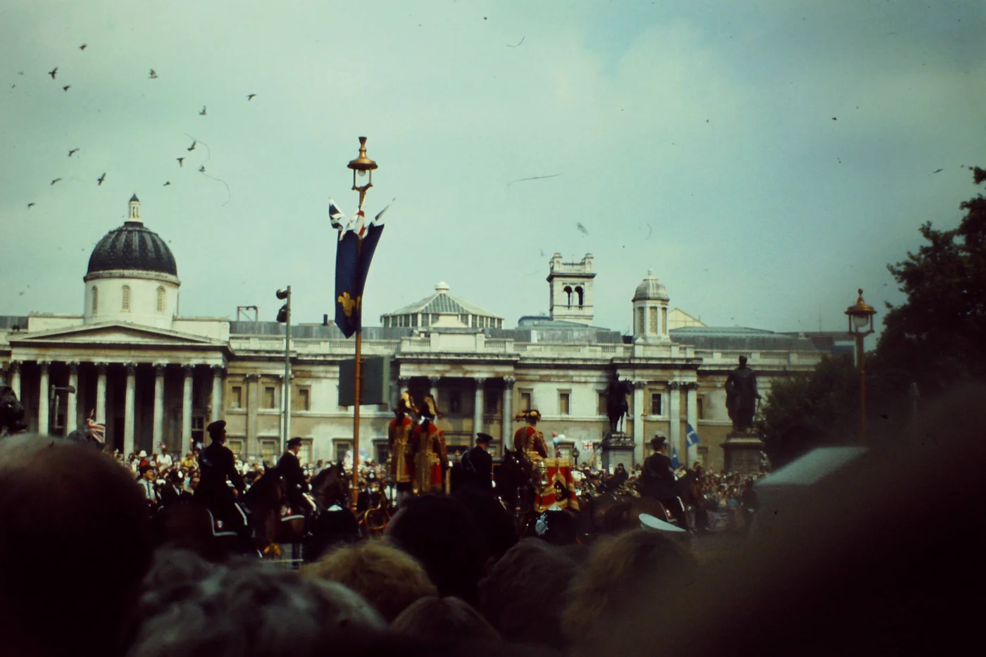 Foule et cortège du mariage royal près de Trafalgar Square en juillet 1981.