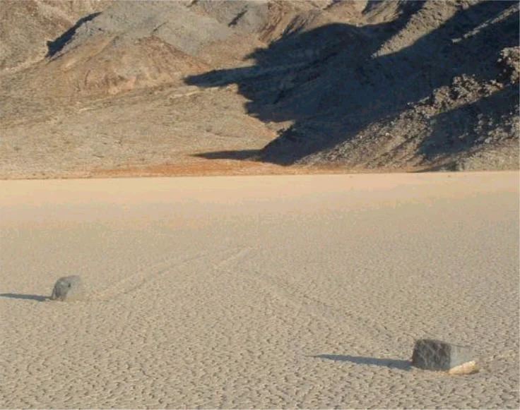 Piedras y huellas en Racetrack Playa, Valle de la Muerte