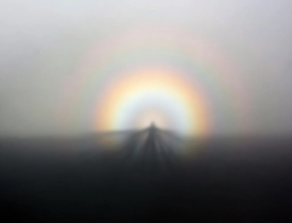 Gloria solar y espectro de Brocken fotografiados en niebla