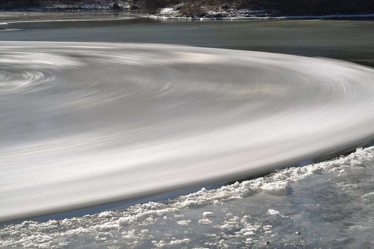 Exposición larga mostrando un círculo de hielo giratorio en Esopus Creek, Nueva York