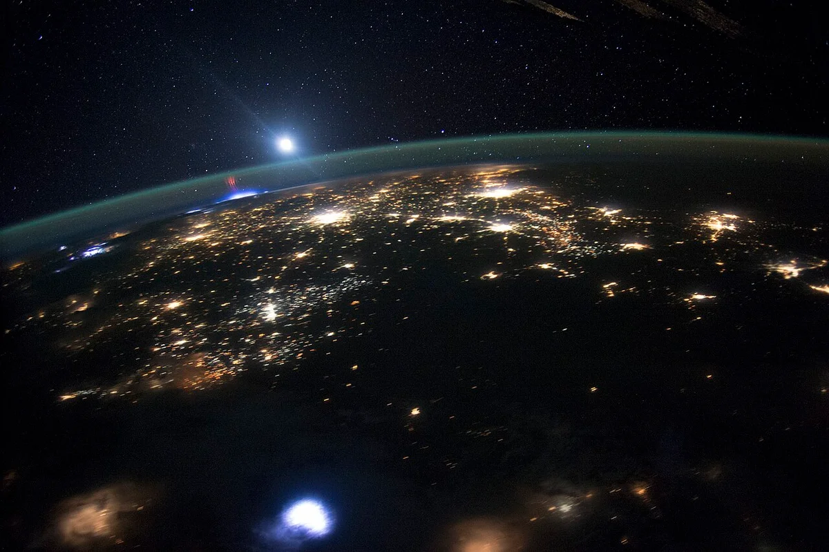 Espectro rojo sobre una tormenta, fotografiado desde la ISS