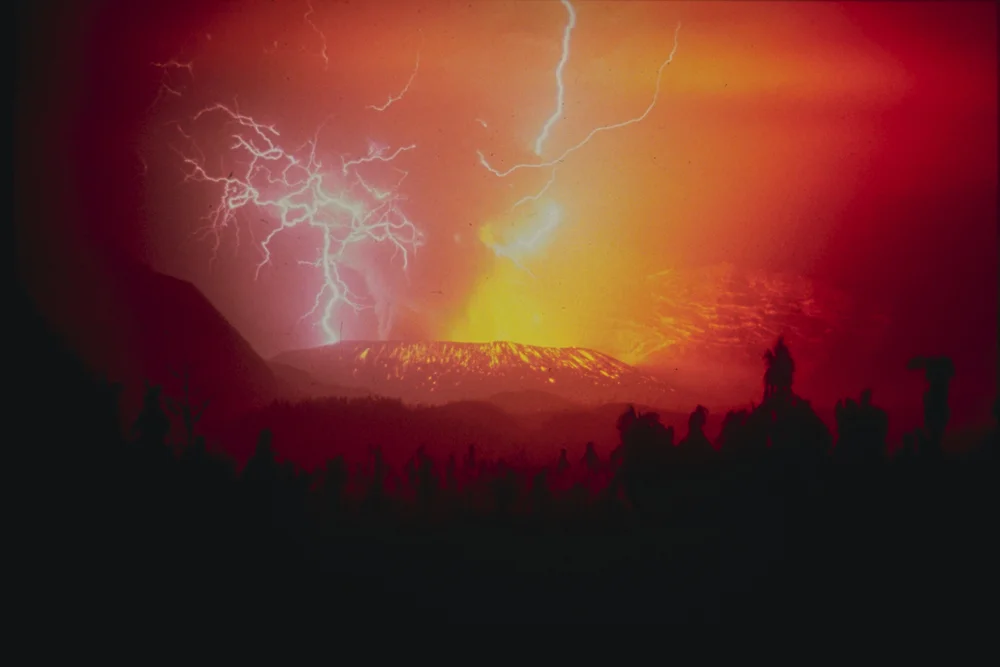 Rayos durante la erupción de Galunggung de 1982, Indonesia