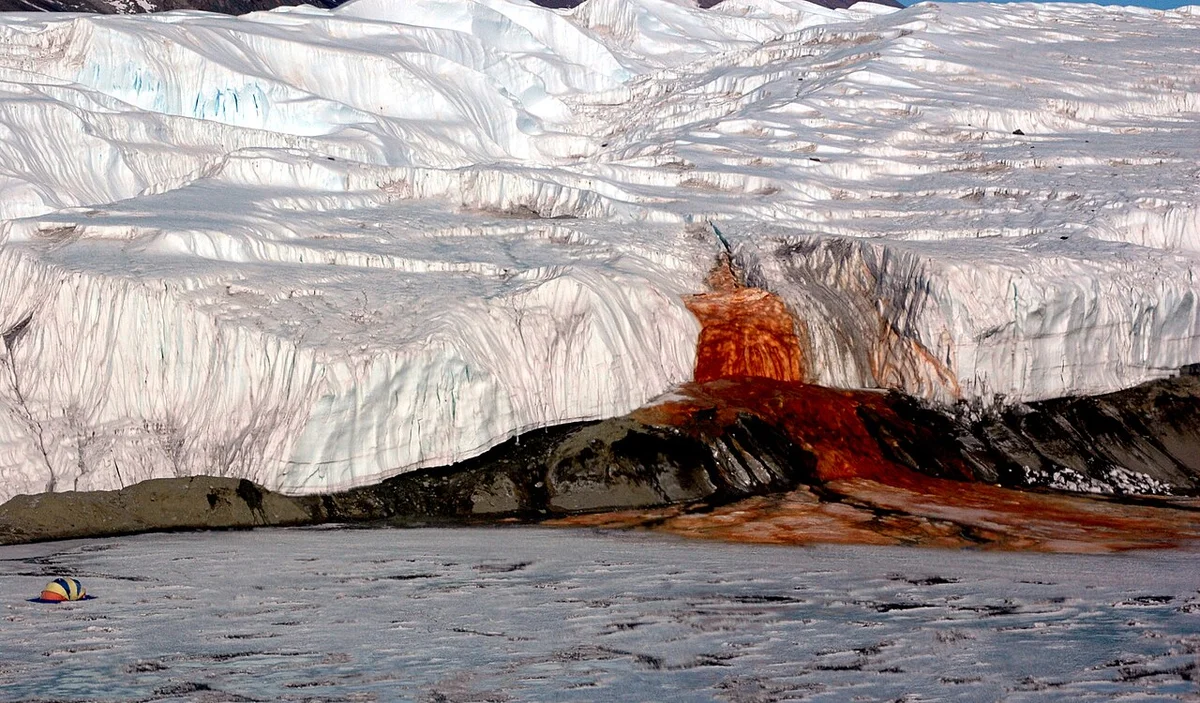 Blood Falls en el glaciar Taylor, Antártida