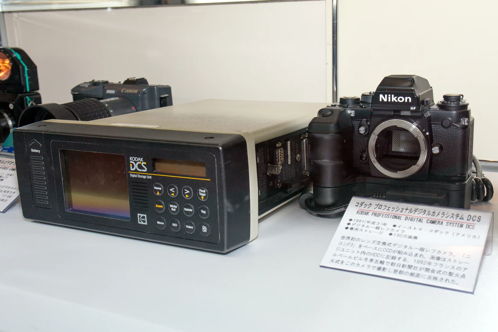 Système numérique Kodak DCS de 1991 sur Nikon F3 avec unité de stockage séparée