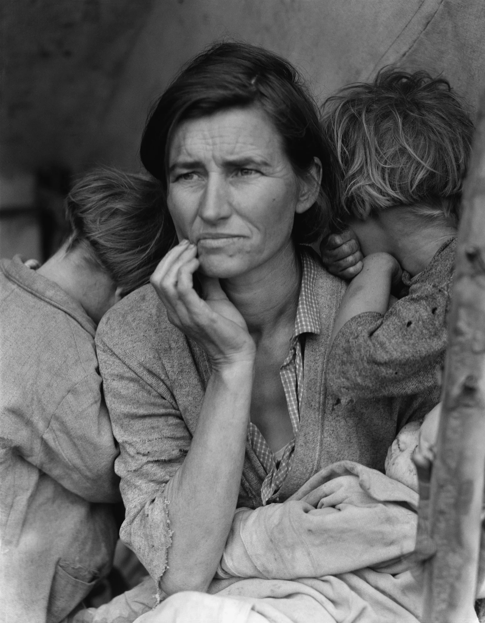 Florence Owens Thompson et ses enfants dans la photographie noir et blanc Migrant Mother de Dorothea Lange