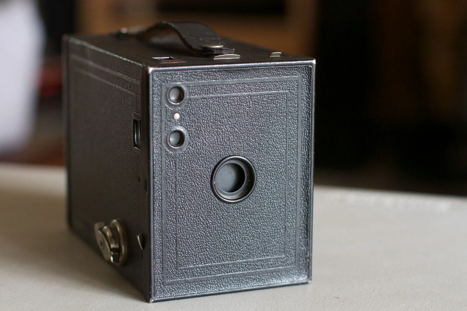 Appareil-boîte Kodak Brownie avec poignée et objectif circulaire en façade