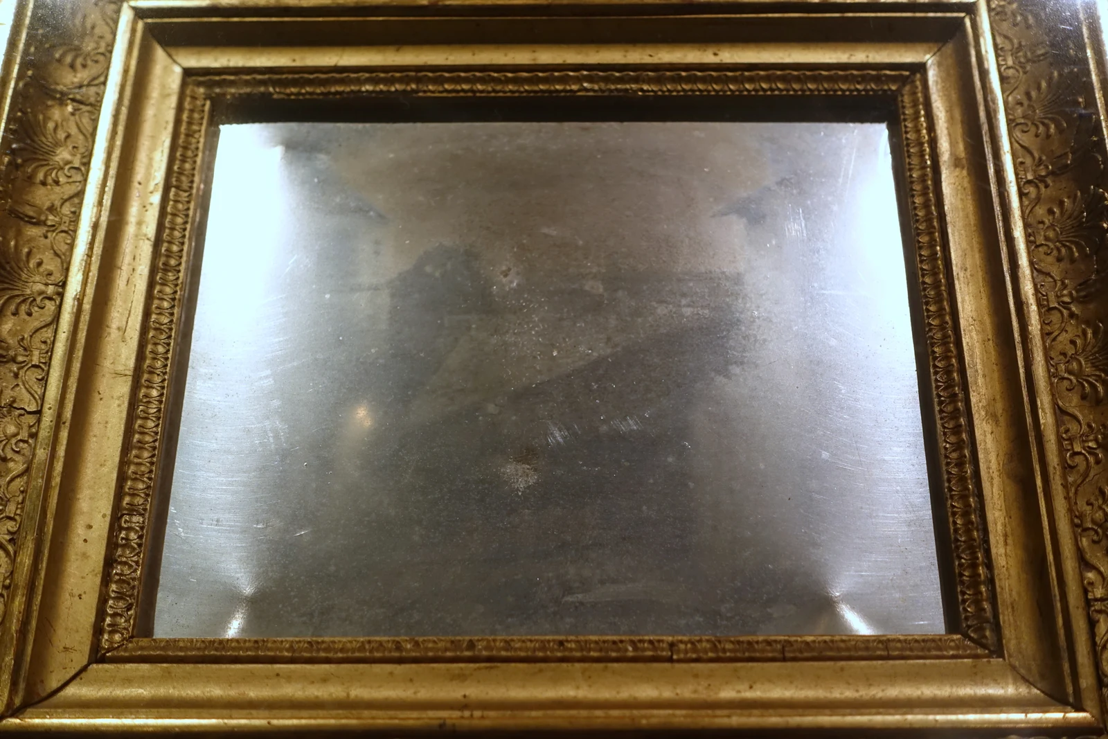 Plaque encadrée du Point de vue du Gras de Niépce, peu visible sous la lumière réfléchie