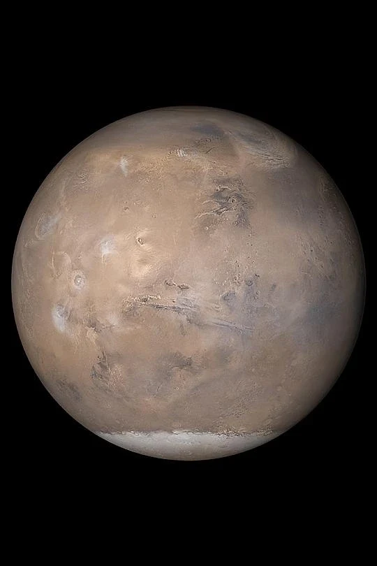 Vues spatiales de Mars avec terrains rougeâtres et glace polaire brillante
