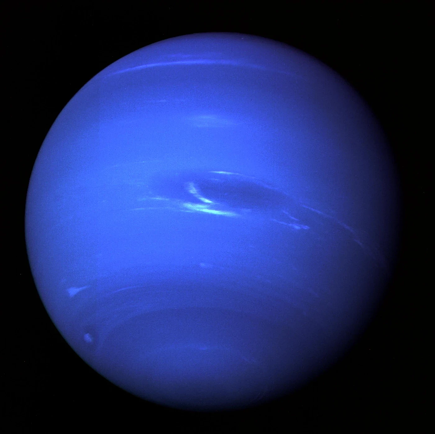 Neptune bleue en couleurs traitées, avec tempêtes sombres et nuages blancs