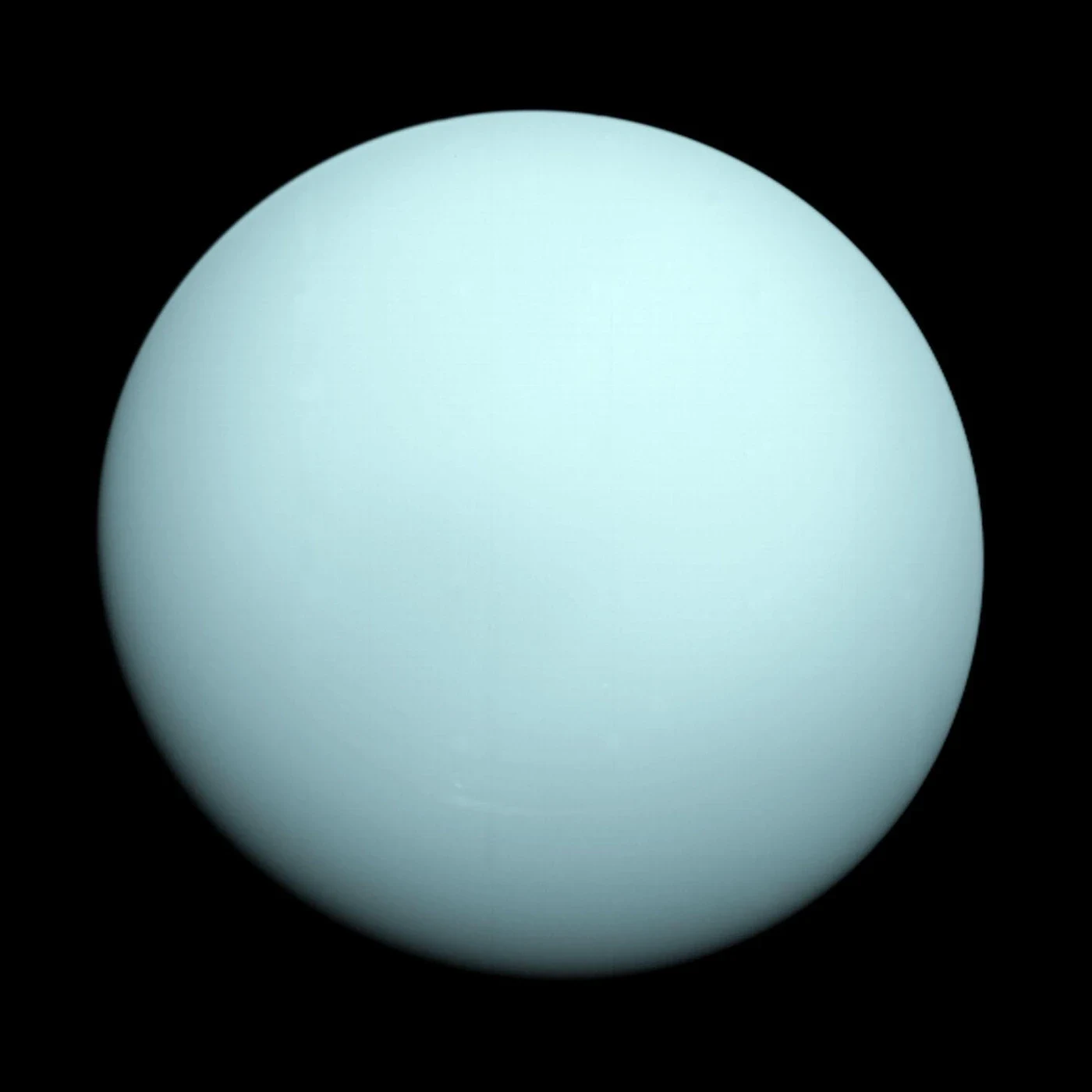 Uranus bleu-vert pâle sur fond spatial sombre