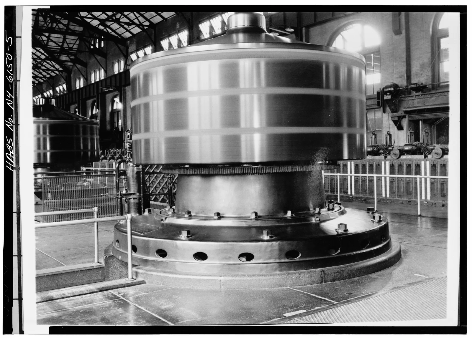 Photographie historique d’un grand générateur dans la centrale Edward D. Adams à Niagara