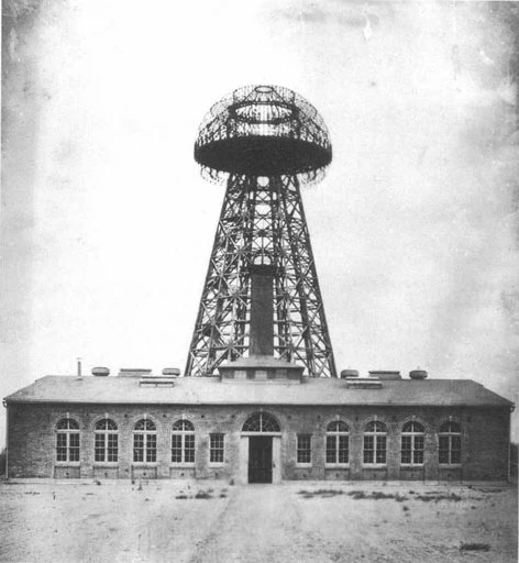 Tour de Wardenclyffe derrière le laboratoire en briques de Long Island