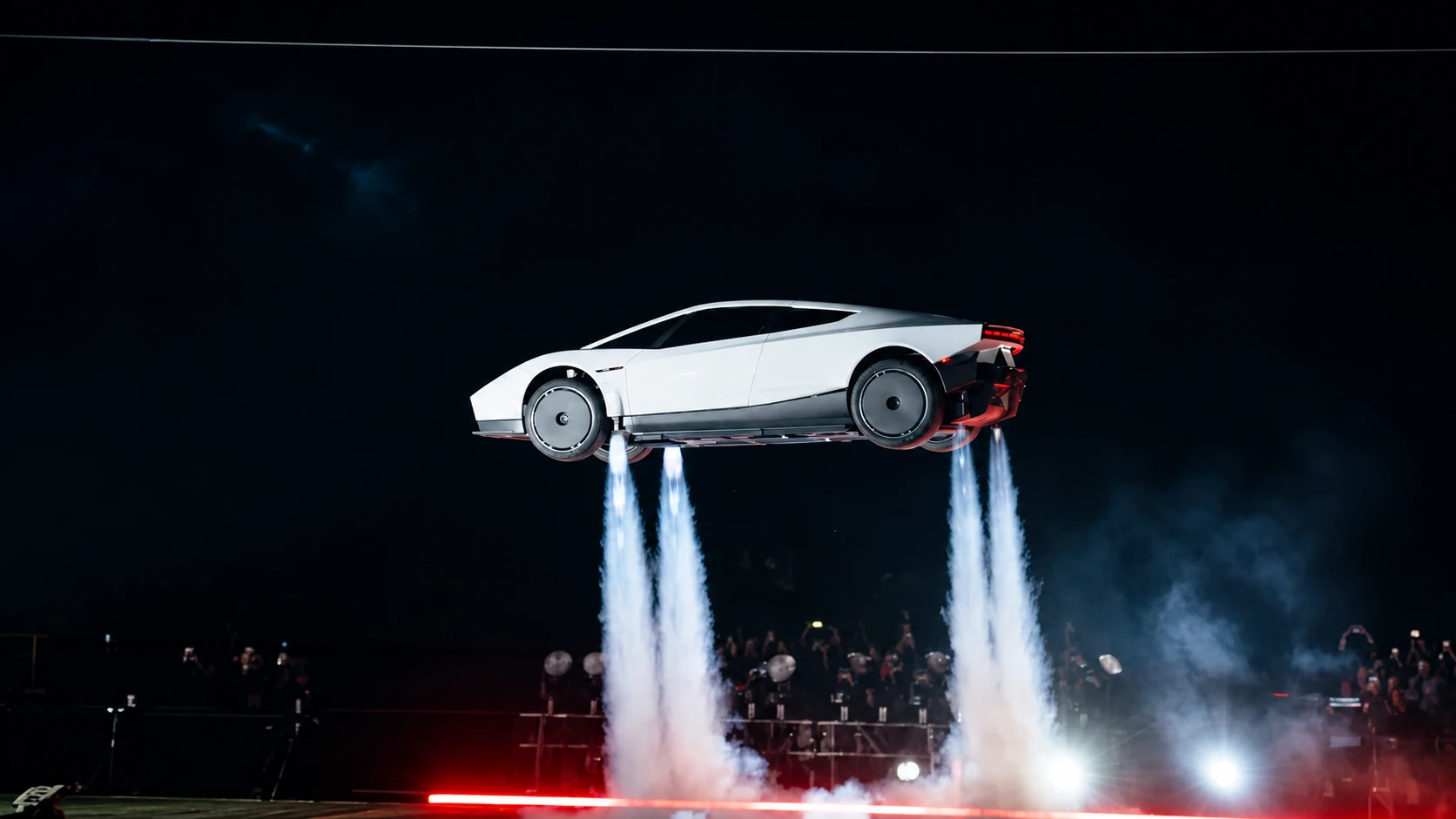 Ilustración editorial asistida por IA de un coche futurista sobre una plataforma de demostración nocturna.