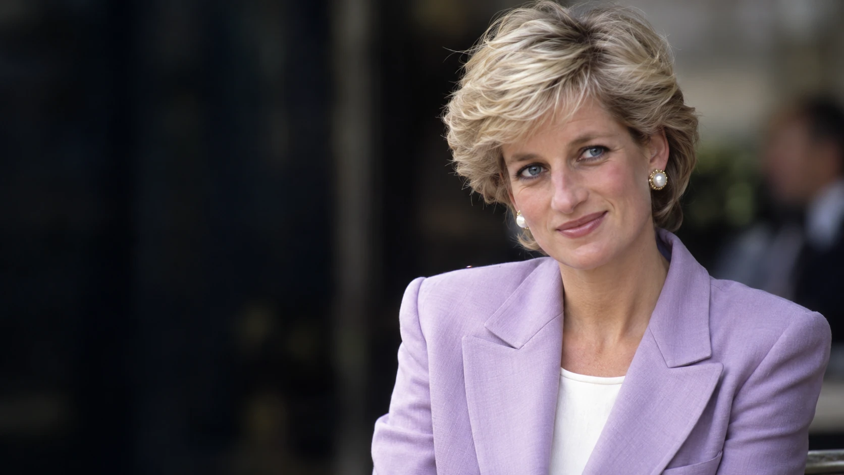 Portrait éditorial fourni représentant Diana dans une veste lavande.