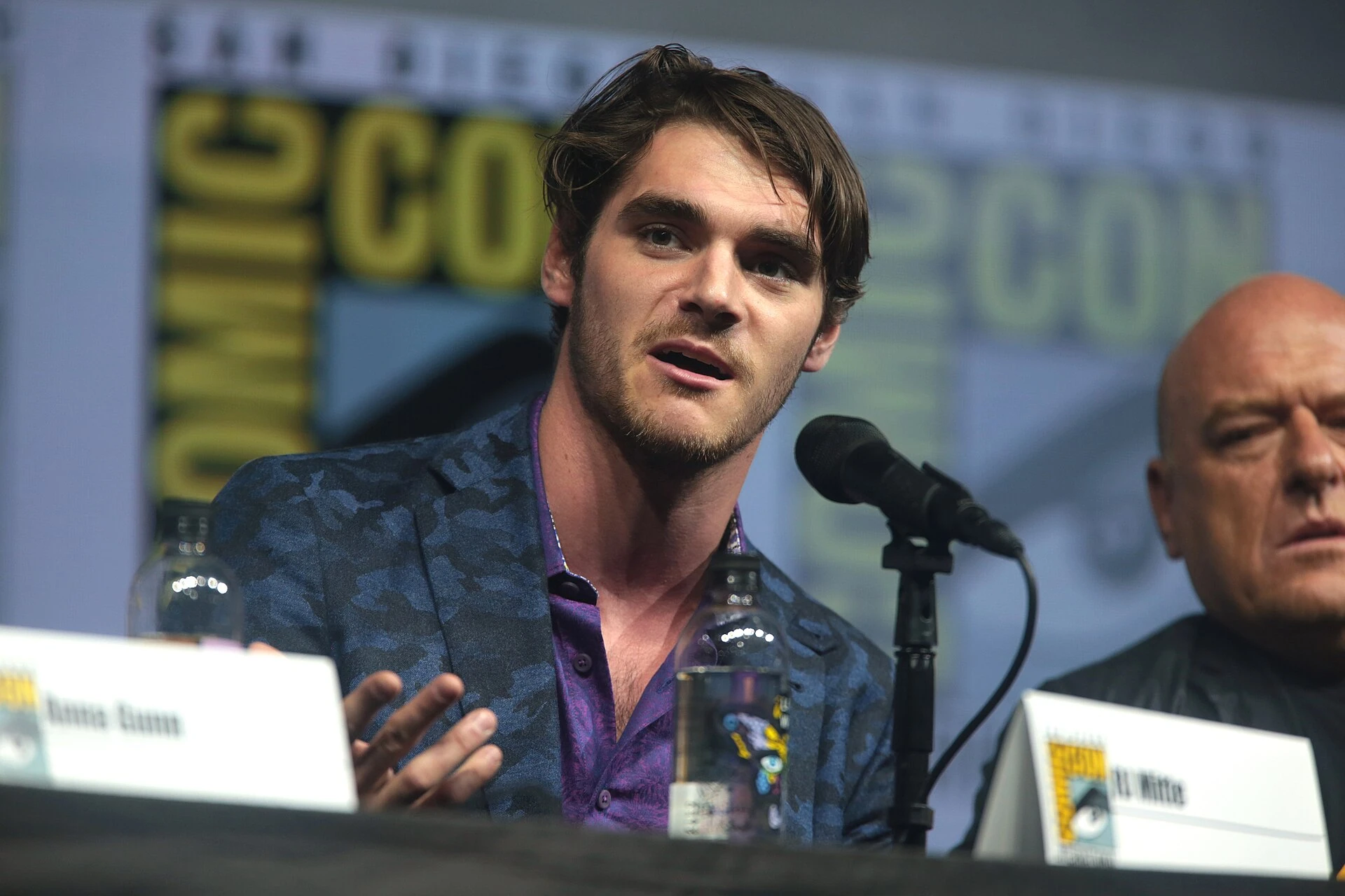 L’acteur RJ Mitte prend la parole lors de la réunion Breaking Bad au Comic-Con de San Diego en 2018